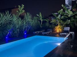 4 bedroom villa with pool for families to relax, hotel cu piscine din Perivolia tou Trikomou