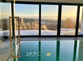 villa relax with swimming pool and mountain view, orlofshús/-íbúð í Buków