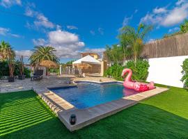Villa Aurora with Heated Pool: La Cisnera'da bir otel