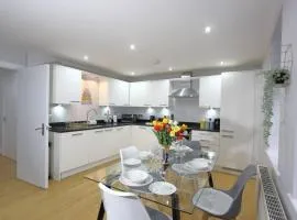 Gorgeous 2 Bed 2 Bath Flat and Parking by CozyNest