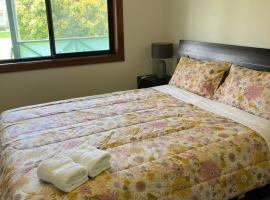Cheerful 2 bedroom house with a beautiful veranda – hotel w mieście Geelong