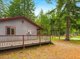 Basecamp Cabin, hotel with parking in Greenwater