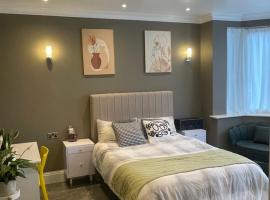 Modern huge double room with private bathroom in Colindale, hotel di Colindale