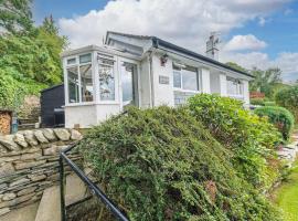 Wayside Bungalow, holiday home in Staveley