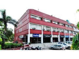 Hotel Solitaire, Chandigarh, hotel em Chandīgarh