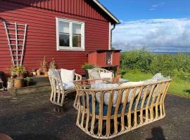 Cozy Hilltop Cottage With Fantastic View, hotel in Undenäs