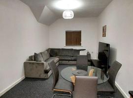 Large 2 bed flat in Bolton, hotel din Farnworth