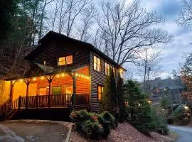 Spacious Resort Log Cabin, Easy Drive, Hot Tub, Arcade Gameroom, Mountain Vibe