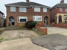 House Sleeps 6 with Garden Parking
