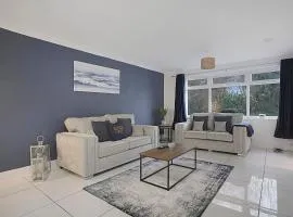 Sleek & Tranquil Corner on Durham Road, Sleeps 4