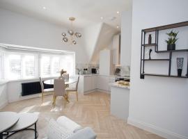 Ultra Stylish Apt set in an affluent location, feriebolig ved stranden i Poole