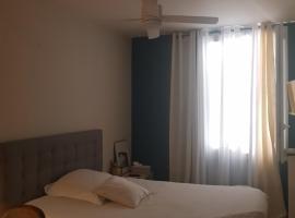 Chambre spacieuse dressing WC et SDB communes, rum i privatbostad i Nîmes