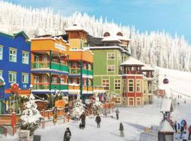 Lakeviews, big yard/deck, minutes to Silver Star/Golf/Wineries.，弗農的便宜飯店