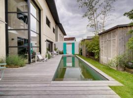 Spacious Bordeaux family home with swimming pool โรงแรมที่มีสระว่ายน้ำในบอร์โด
