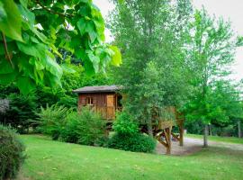 Les Chalets du Brusquand, hotel in Marquay