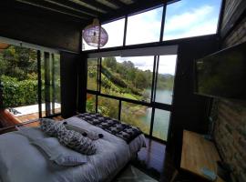 Cabaña con jacuzzi y acceso al embalse - Portum II โรงแรมในEl Peñol