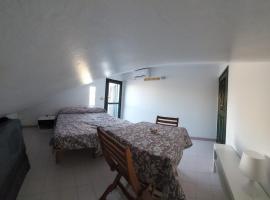 Casa vacanze con terrazzino, ξενοδοχείο σε Campofelice di Roccella