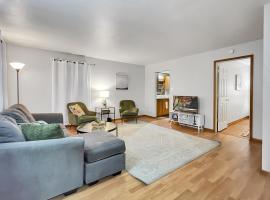 Charming Family Friendly 3BR Duplex Close to Drake, Hotel in Des Moines