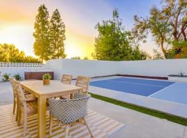Luxury Retreat with Hot Tub and Pickleball Court, hotel in Mission Viejo
