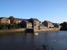 Stunning Apartment overlooking Pembroke Castle