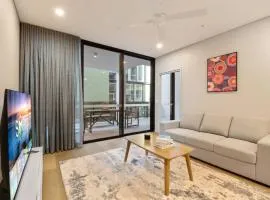 1BR Luxury apt at prime location w carpark