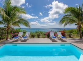 Seafront sunset & beach access, holiday home in Saint Martin
