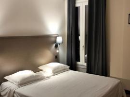 HÔTEL ROYAL MONTREUIL, hotell i Montreuil