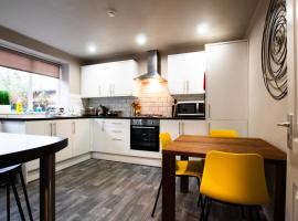 Brattan House Oxton Wirral 5 bedroom 3 bathroom with on-street parking ideal for vans by Rework Accommodation – hotel w mieście Birkenhead