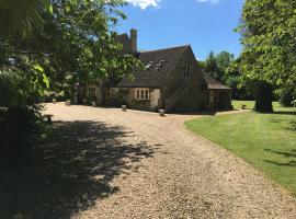 Great Ashley Farm Bed and Breakfast & Shepherds Huts, khách sạn sang trọng ở Bradford on Avon