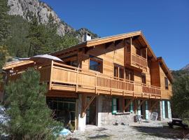 Appartement RDC chalet 55m2, penginapan di Briançon