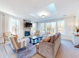 3BR Riverfront Home with kayaks and Game room, hotel i Seaford