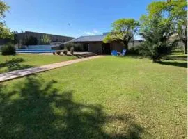 Quincho de huéspedes -parque , parrilla y pileta-