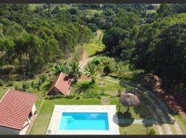 Casa do campo com piscina, hotel v destinaci Monte Alegre do Sul