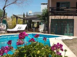 Casa con piscina a 5 minutos del centro, hotel in El Challao