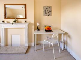 Guildford Station with Parking, hotel em Stoughton