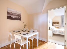 Guildford Station with Parking, apartemen di Stoughton