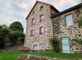 Maison de charme au coeur du Sancy en Auvergne – hotel w mieście Saurier