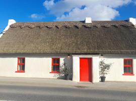 Luxury 300yr old Irish thatch cottage close to sea, casa o chalet en Rush