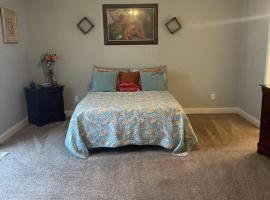 Spacious Home Near Shaw, hotel in Sumter