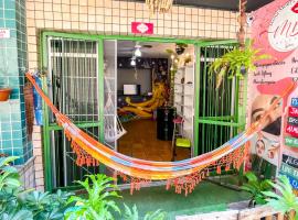 Toca da Mona Roots Hostel, alojamento na praia em Vitória