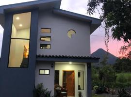 Luxury Villas Arenal、フォルトゥナのコテージ