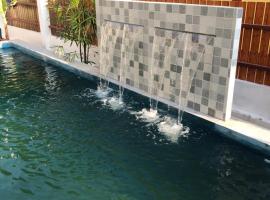 Thai- American Home with swimming pool, hotel con estacionamiento en Chiang Mai