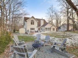 Beach and Lake Access Family Poconos Home with Deck, hotel in Tobyhanna