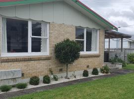 Sunny Room on Thomas, hotel with parking in Waihi