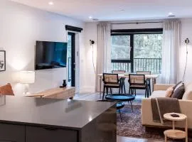 Snow & Swing Getaway - Three Bedrooms with Hot Tub (Stay Revy)