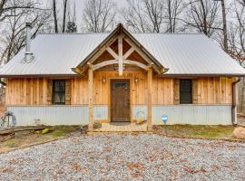 Peaceful Hikers Hideaway with Deck on 1 Acre!, hotel in Rising Fawn