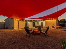 Phoenix Retreat - 2 Bedroom Home with King-Size Bed - 3 Smart TVs - 10 min from Airp - Unit A, hotel u gradu 'Phoenix'
