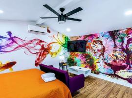 Phoenix Retreat - Studio with King Bed - 10 min from Airp - Unit C, tradicionalna kućica u gradu 'Phoenix'