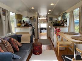 BUS - Tiny home - 1980s classic with off grid elegance, rumah kecil di Faraday