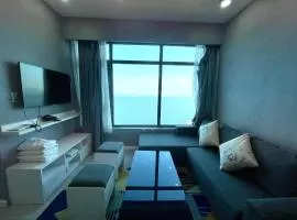 Hon Chong Oceanfront Luxury Apartment